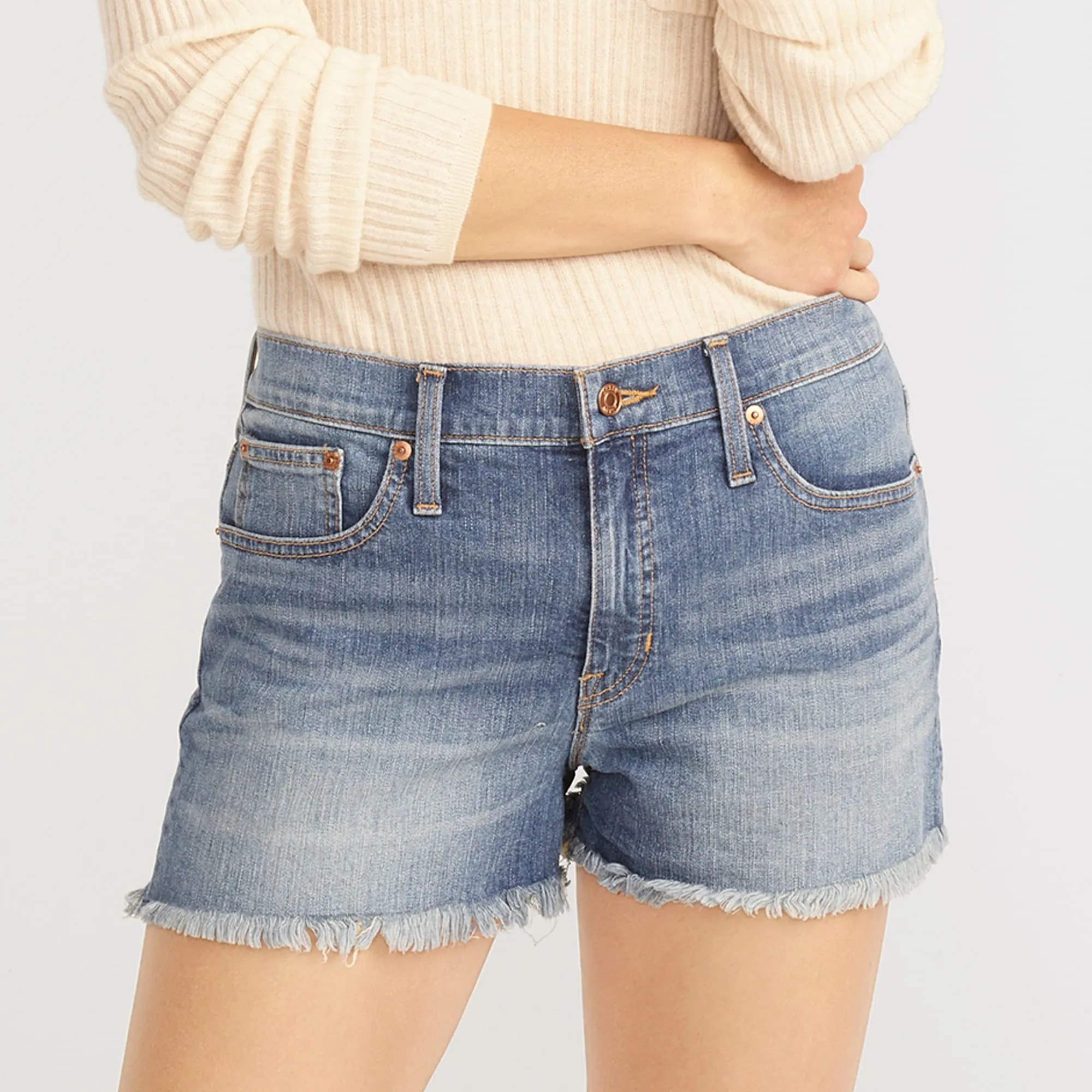 Mid-rise denim short in Squash wash